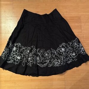 Pretty Jones New York skirt- excellent condition.